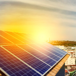 Fernando Trabach Filho promove a energia solar para descentralizar o sistema elétrico brasileiro, enfrentando barreiras regulatórias e de infraestrutura.