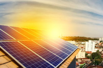 Fernando Trabach Filho promove a energia solar para descentralizar o sistema elétrico brasileiro, enfrentando barreiras regulatórias e de infraestrutura.