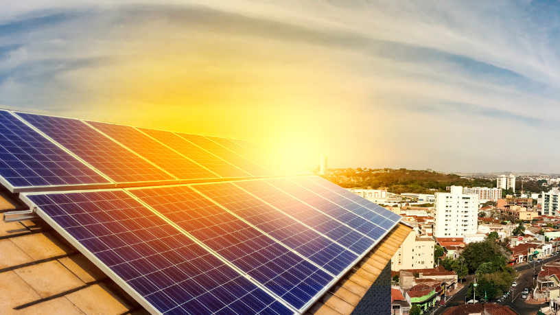 Fernando Trabach Filho promove a energia solar para descentralizar o sistema elétrico brasileiro, enfrentando barreiras regulatórias e de infraestrutura.