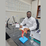 Oluwatosin Tolulope Ajidahun orienta sobre anticoncepção e planejamento reprodutivo para cada perfil.