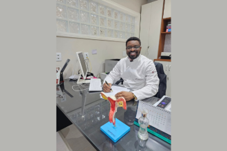 Oluwatosin Tolulope Ajidahun orienta sobre anticoncepção e planejamento reprodutivo para cada perfil.