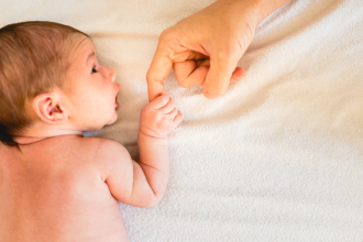 Descubra como a cirurgia intrauterina pode mudar a vida de bebês com mielomeningocele, oferecendo novas perspectivas desde o diagnóstico da espinha bífida.