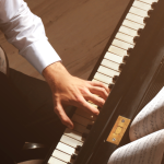 Hebron Costa Cruz de Oliveira mostra como a música, em especial o piano, ensina lições valiosas para a vida profissional.
