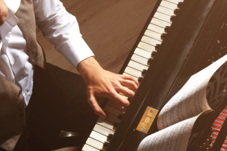 Hebron Costa Cruz de Oliveira mostra como a música, em especial o piano, ensina lições valiosas para a vida profissional.