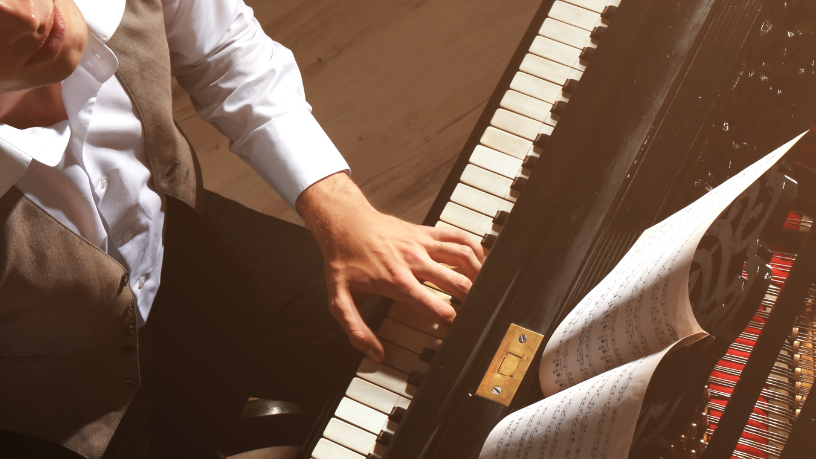 Hebron Costa Cruz de Oliveira mostra como a música, em especial o piano, ensina lições valiosas para a vida profissional.