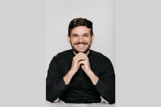 Non Stop apresenta Padre Patrick em “Pecado É Não Rir”: uma comédia que começa no pecado e termina na reflexão. (CRÉDITOS: RAFAEL STRABELLI)