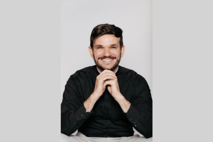 Non Stop apresenta Padre Patrick em “Pecado É Não Rir”: uma comédia que começa no pecado e termina na reflexão. (CRÉDITOS: RAFAEL STRABELLI)