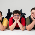 Risadas e improviso com Non Stop: “Os Três Porquinhos” invadem o Rio com humor interativo.