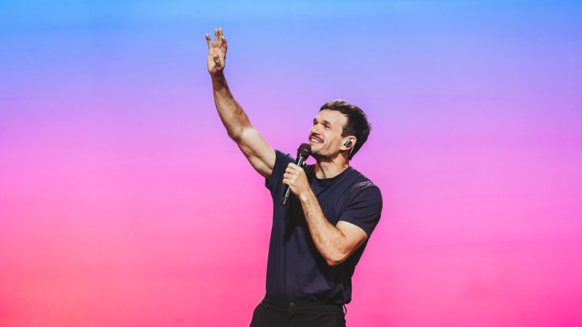 Non Stop traz o novo espetáculo de Padre Patrick, onde rir dos pecados é só o primeiro passo. (CRÉDITOS: RAFAEL STRABELLI)