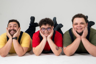 Risadas e improviso com Non Stop: “Os Três Porquinhos” invadem o Rio com humor interativo.