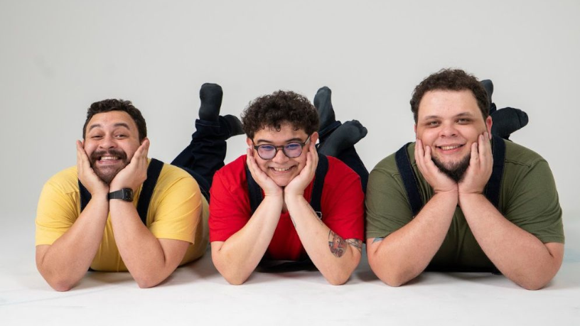 Risadas e improviso com Non Stop: “Os Três Porquinhos” invadem o Rio com humor interativo.