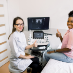 Vinicius Tadeu Sattin Rodrigues analisa o que a ciência realmente diz sobre a segurança do rastreamento mamário e os mitos que ainda cercam o tema.