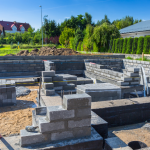 Dosagem do concreto para blocos: Saiba como traço, granulometria e umidade influenciam a resistência e assegure qualidade estrutural na fabricação. Conteúdo de Valderci Malagosini Machado.