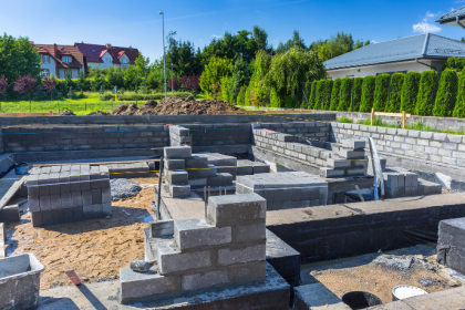 Dosagem do concreto para blocos: Saiba como traço, granulometria e umidade influenciam a resistência e assegure qualidade estrutural na fabricação. Conteúdo de Valderci Malagosini Machado.