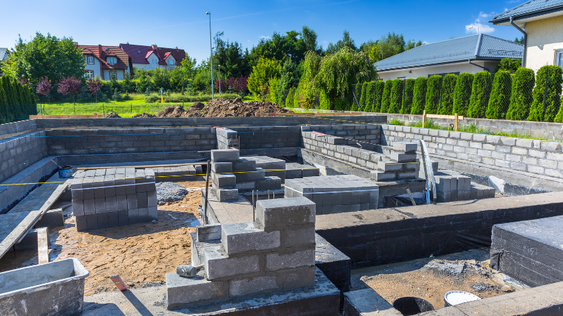 Dosagem do concreto para blocos: Saiba como traço, granulometria e umidade influenciam a resistência e assegure qualidade estrutural na fabricação. Conteúdo de Valderci Malagosini Machado.