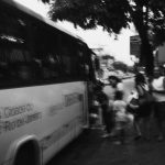 Passageiros embarcam em um ônibus no Rio de Janeiro.