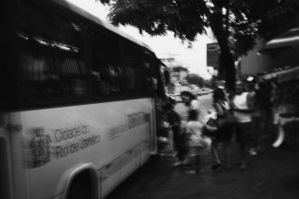 Passageiros embarcam em um ônibus no Rio de Janeiro.