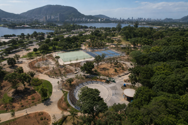 Área arborizada do Parque Recanto do Trovador, em Vila Isabel, durante intervenção de revitalização