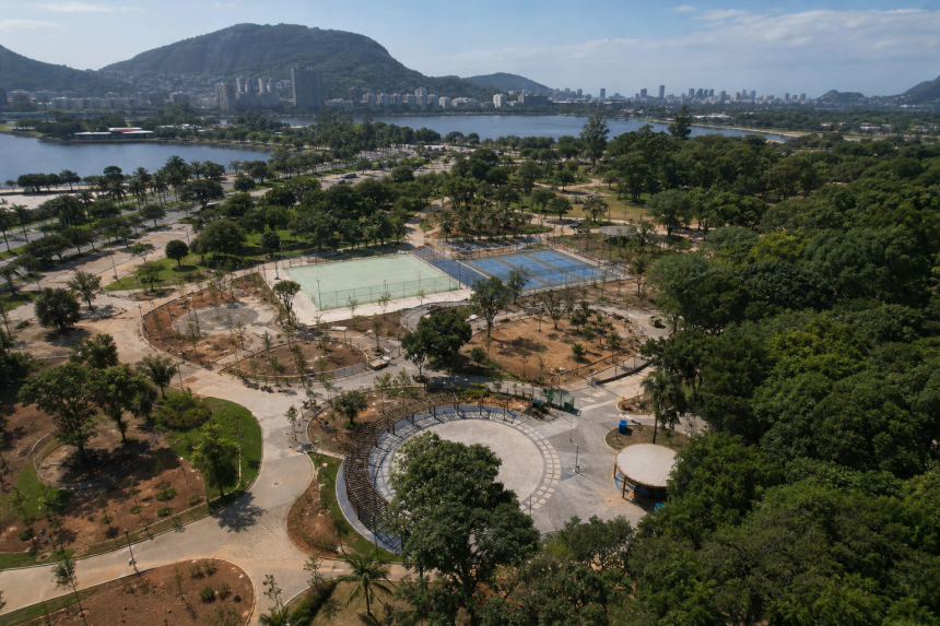 Área arborizada do Parque Recanto do Trovador, em Vila Isabel, durante intervenção de revitalização