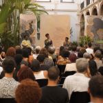 Público acompanha atividade literária da Flup em espaço cultural do centro do Rio de Janeiro