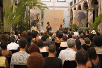 Público acompanha atividade literária da Flup em espaço cultural do centro do Rio de Janeiro